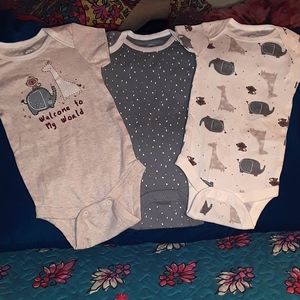 👶7-pc Newborn Gift set/3 onsies + 4 washcloths.